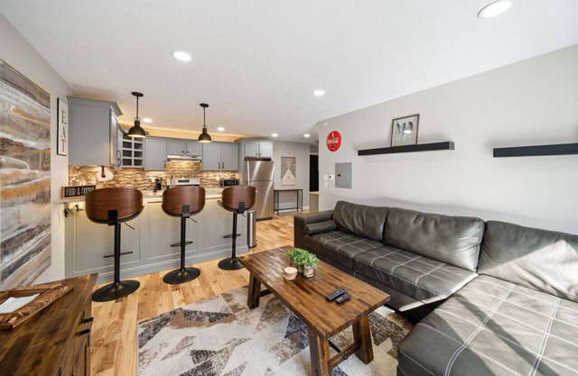 Pet-Friendly 2 Bedroom Suite Near UWW Campus, Kettle Moraine, and Starin Park!