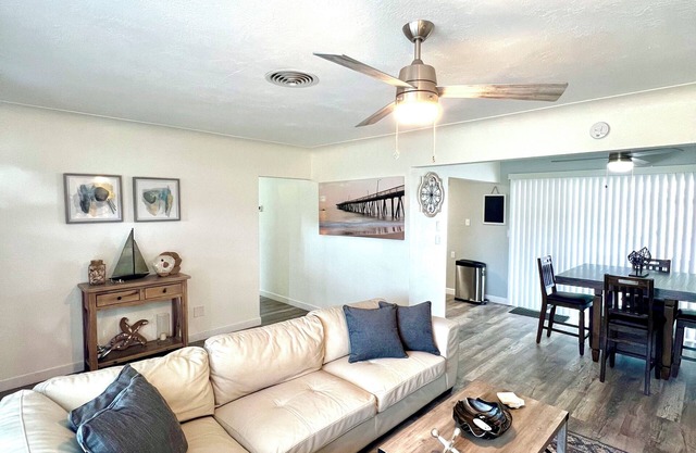 Pet-Friendly 2BR w/Lanai & Fast WiFi Near Beach