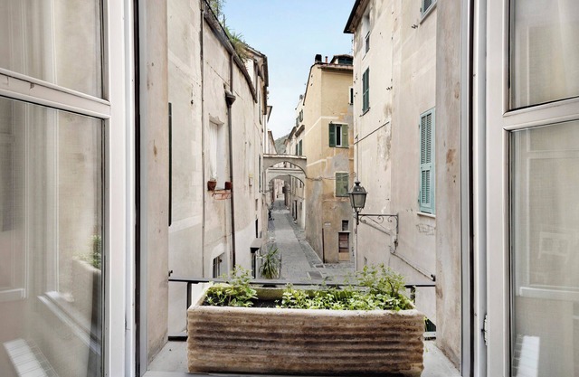 Pet-Friendly Apartment Bilocale Merlino with Mountain View & Wi-Fi
