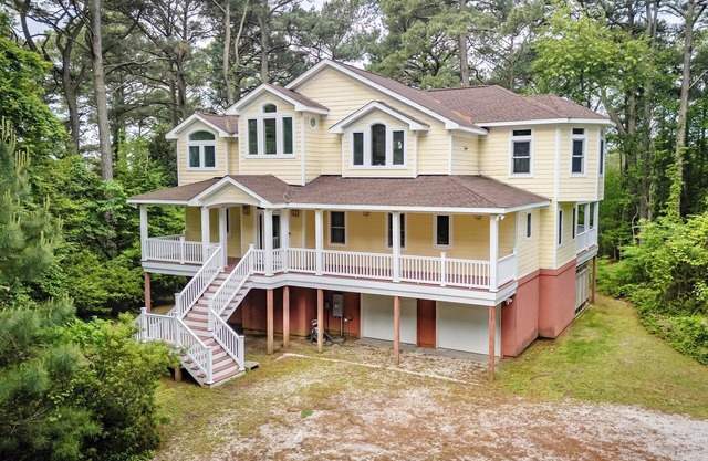 PET FRIENDLY-BEAUTIFUL APPOINTED HOME WITH BAY VIEWS AND PRIVATE COMMUNITY BEACH
