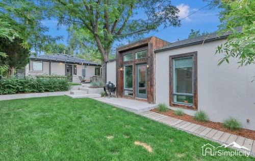 Pet-friendly Carriage House Near Lake
