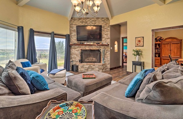 Pet-Friendly Home ~ 13 Mi to Dtwn Lubbock!