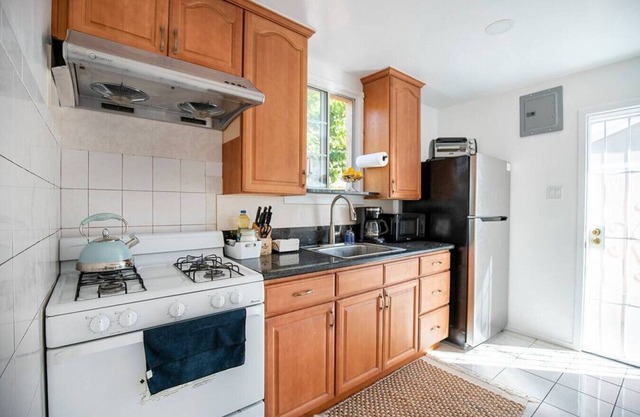 Pet-Friendly Oasis near LA's Heart: Newly Remodeled, with King Bed, Gated Parking, and Lightning-Fast Internet - Pure Luxury!