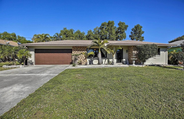 Pet-Friendly Oasis w/Deck & Fire Pit in Bokeelia!