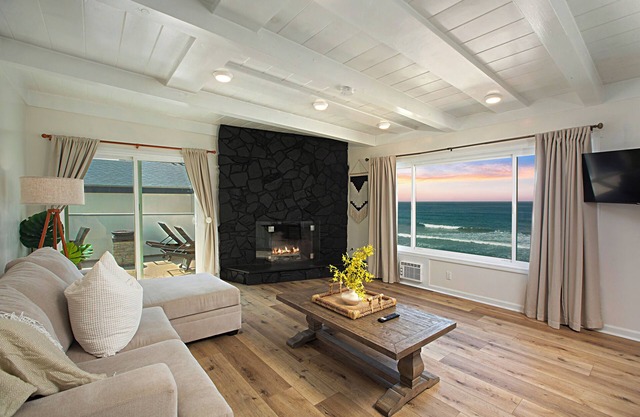 Pet Friendly Oceanfront Unit in Oceanside P1315-1