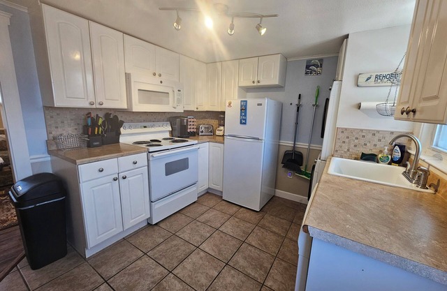 Pet Friendly Relaxing Getaway Private Apt Downtown Rehoboth 1.5 Blocks to Beach