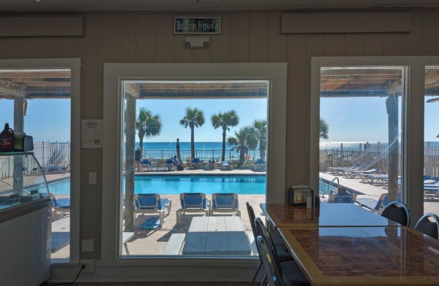 Pet-friendly Townhouse, 11 Pools, Tennis Courts, & a Short Walk to the Beach!