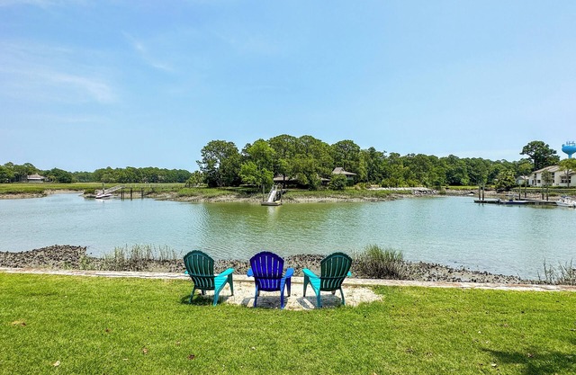 PET-FRIENDLY VILLA W/WATER VIEWS, DOCK & TENNIS NEAR SALTY DOG