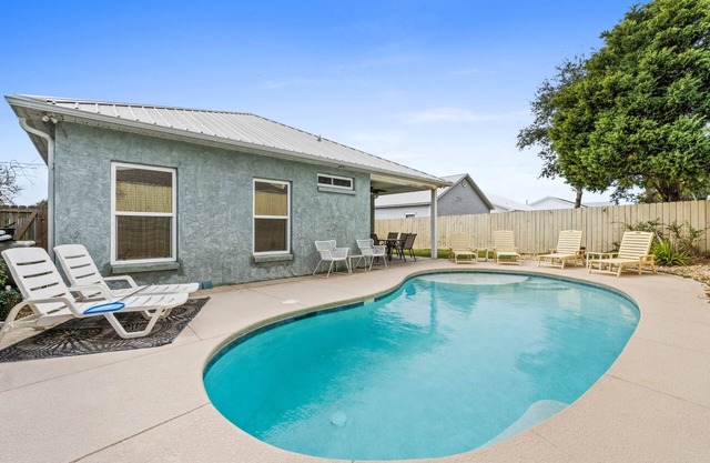 Pet Friendly Beach House, Private Pool, Beach, Golf Cart Incl, Slps 10 West End