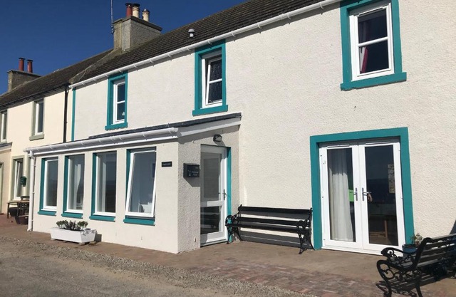 PetFriendly-Beachfront-SunsetFacingSunPorch-Garden