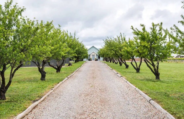 Pethick House: Estate amongst the vineyards