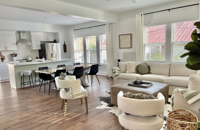 Phenomenal in Fuquay-Sleeps 11- Weddings, Pets, Minutes to High Grove Estates!
