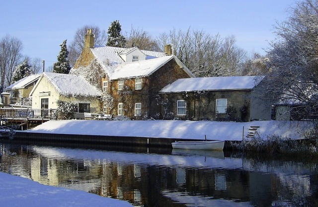 Picturesque Riverside Cottage - 2 bedroom