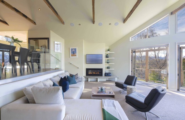Pinnacle Villa - Sunny mountain view home with outdoor fireplace & spa pool