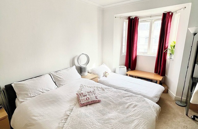 Place to Chill, Zone 2, London. 5 min Walk from Tube. Great Connectionsn