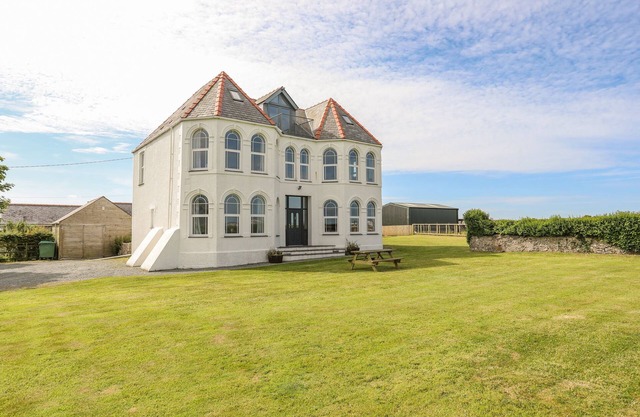 PLAS NEWYDD, pet friendly, with a garden in Rhosneigr