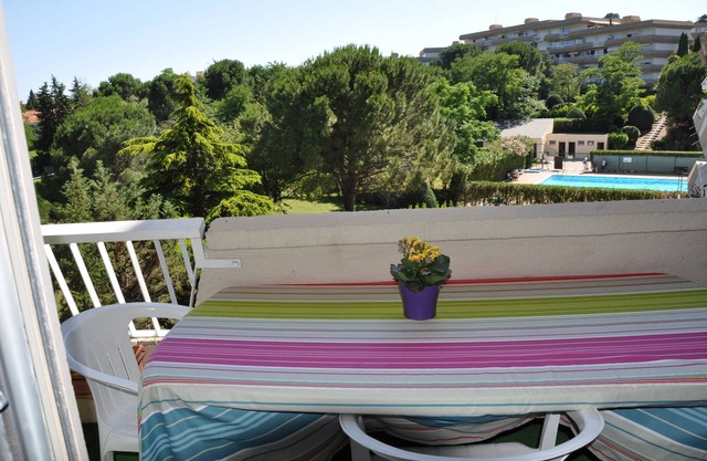 pleasant apartment overlooking park, tennis and swimming pool in secure residence