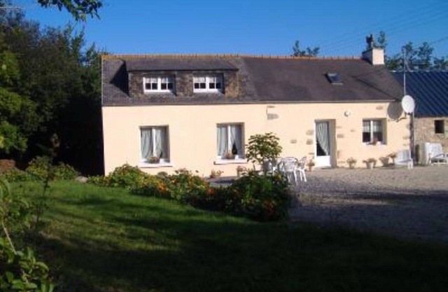 Plounevez Lochrist: South facing house 800m from the sea accessible on foot