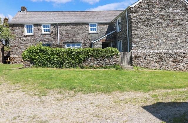 POLCREEK FARMHOUSE, pet friendly, with open fire in Veryan