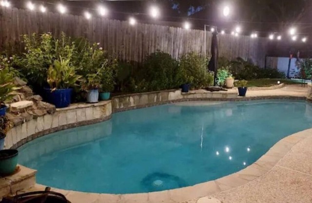 Pool Hot Tub Game room Arcade fast Wi-Fi Fire Pit Dog Friendly!