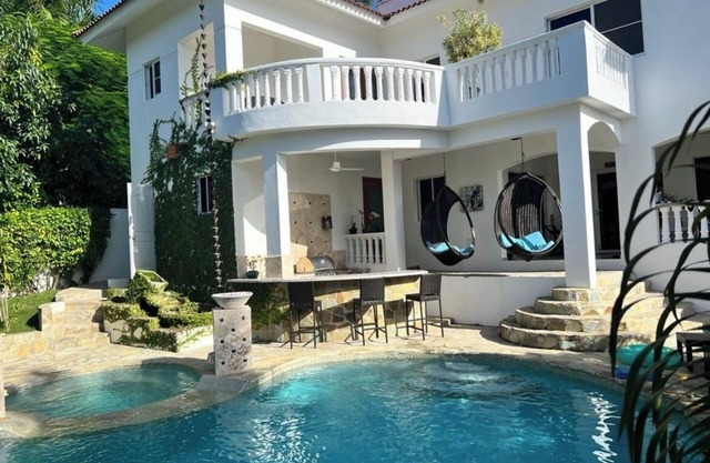 Pool Jacuzzi & Tropical Oasis Yard With Fruit Trees