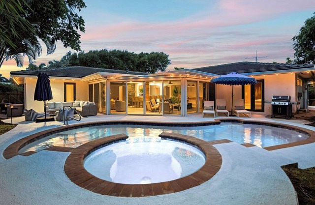 Pool/Spa & Walk to the Beach Ping Pong Billiards