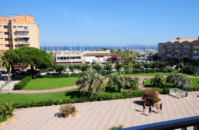 Port d'Hyères, renovated studio, 3 people, terrace, sea view, 200m from the beach