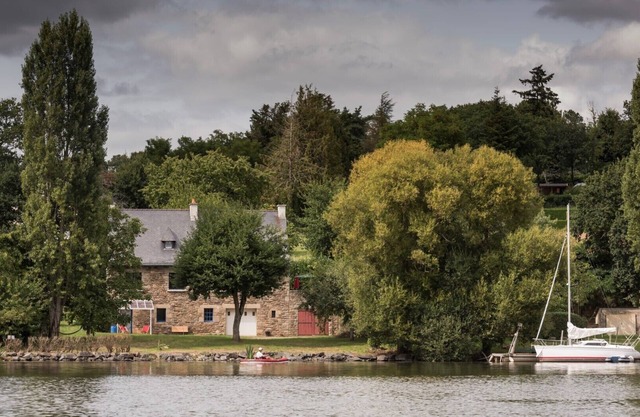 Port de Folleux, waterfront accommodation with terrace in wooded garden