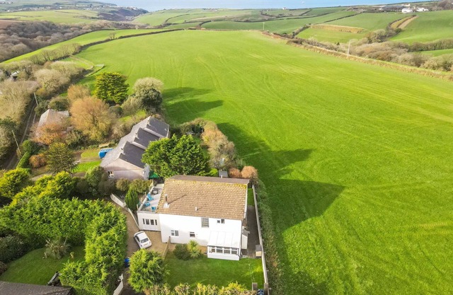 Port View House, Pendoggett - Stunning five bedroom house, sea views, parking