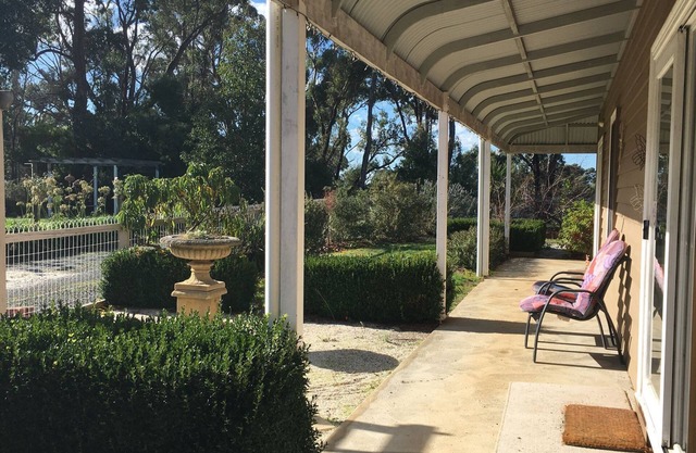 Post Office Cottage- relax in peaceful surrounds.