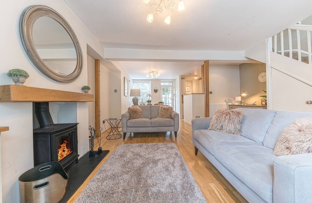 Pottery Gate - sleeps 4 in modern dog friendly cottage with parking and new bathroom