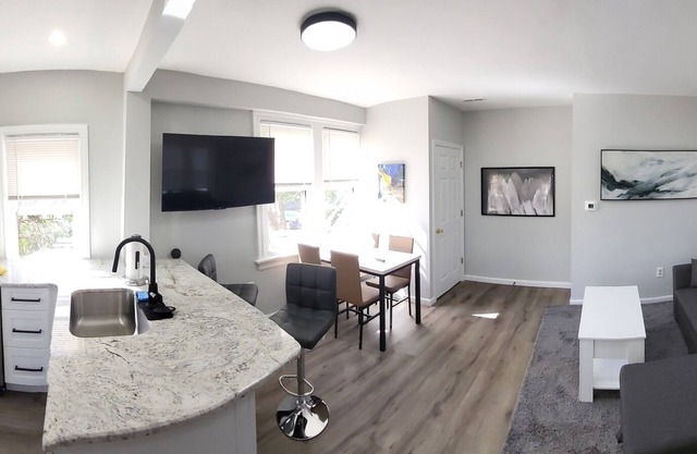Premium 2BR+Workspace, Near 5 Hospitals & Ctr City