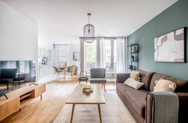 Premium Charlottenburg 2BR nr Ernst-Reuter-Platz, by Blueground