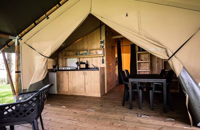 Premium Lodge Zelt mit Toiletten 5 Personen 5 Personen