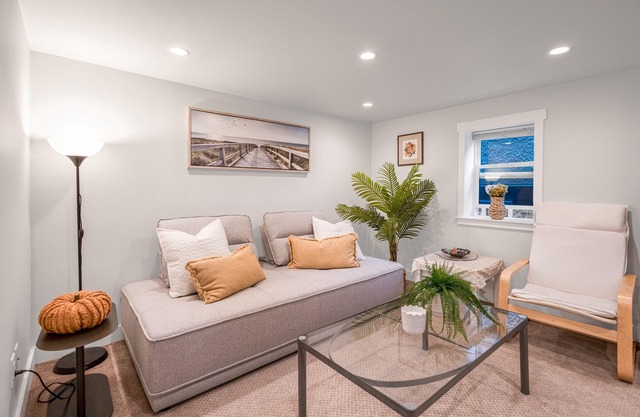 Prestigious 2 Bedrooms 2 Baths in West Point Grey