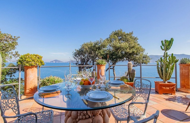 Prestigious beachfront luxury villa with private access to the beach.