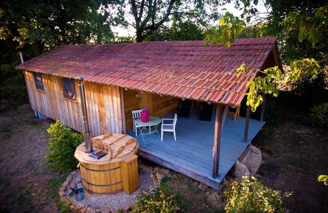 Pretty cabin in beautiful gardens with wood stove & Nordic spa hot-tub/jacuzzi.