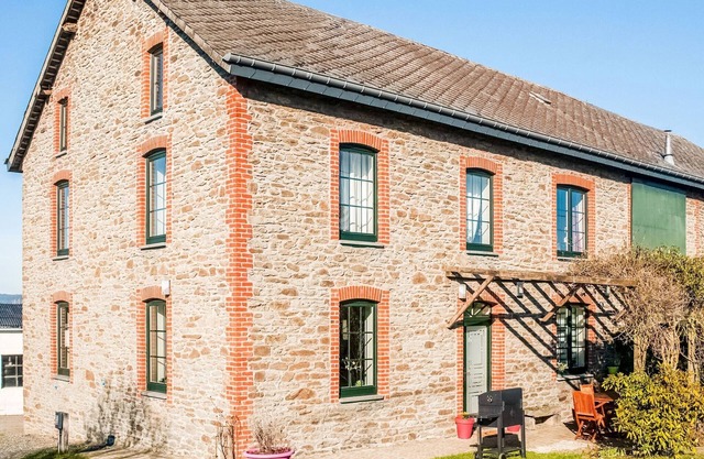Pretty Farmhouse in Houffalize with Courtyard