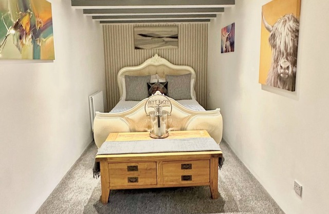 Priest Royd Nook - Beautiful Private Bedroom, Lounge & En-suite