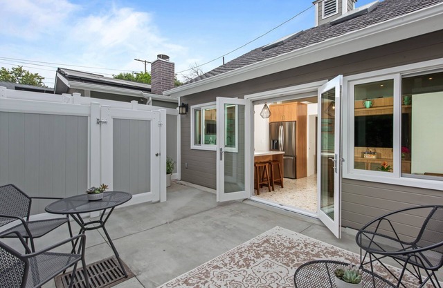 PRIME STUDIO CITY MODERN HOUSE IN THE QUIET FOOTBRIDGE AREA.