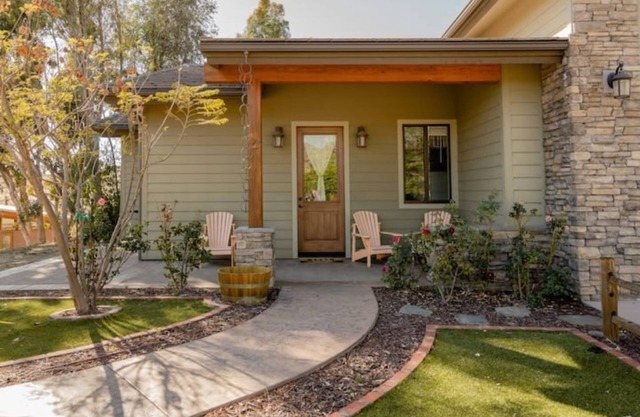 Private 2 bedroom apt in new craftsman ranch!