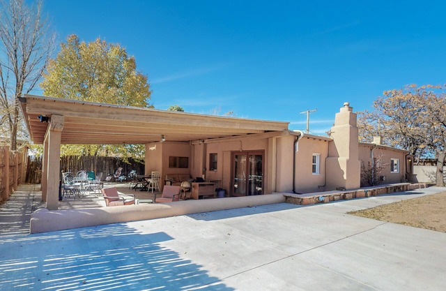 Private Adobe Haven: Gated Railyard Oasis with Outdoor Charm