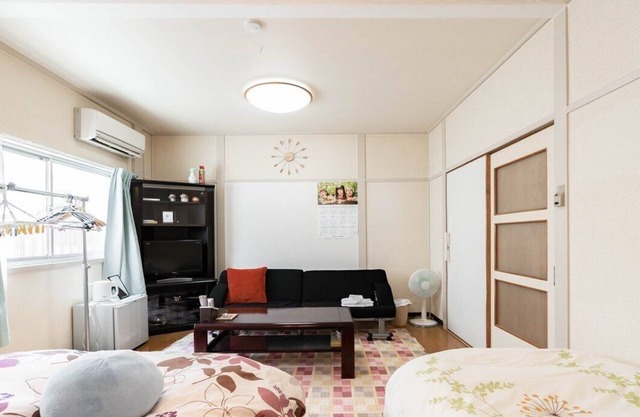 Private bedroom in a shared English-speaking house