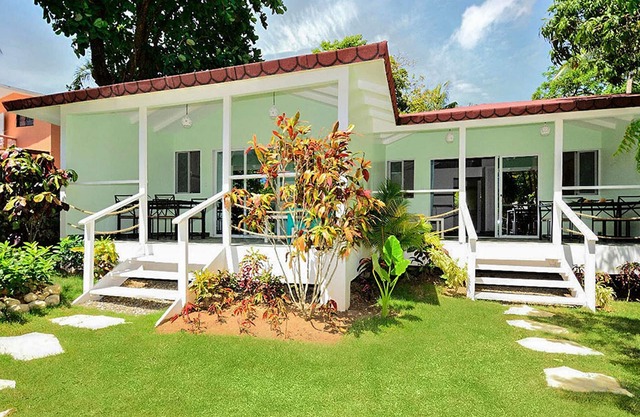Private bungalow in large tropical garden with pool, steps from shops/beaches!