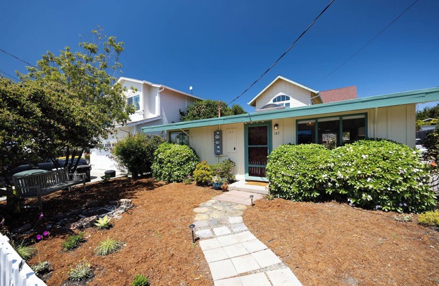 Private Cottage House - Walk to Beaches, Harbor,Food, Trials, so much more