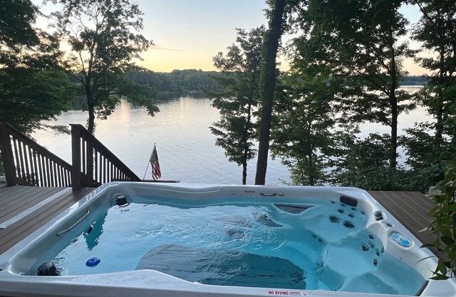 Private dock, Boat, hot tub, fire pit, kayaks, swim island, Notre Dame, wineries