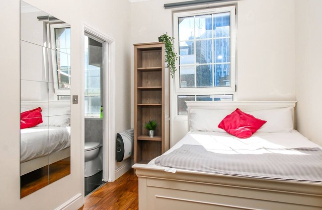 Private en-suite Room @ Liverpool street, Brick Ln