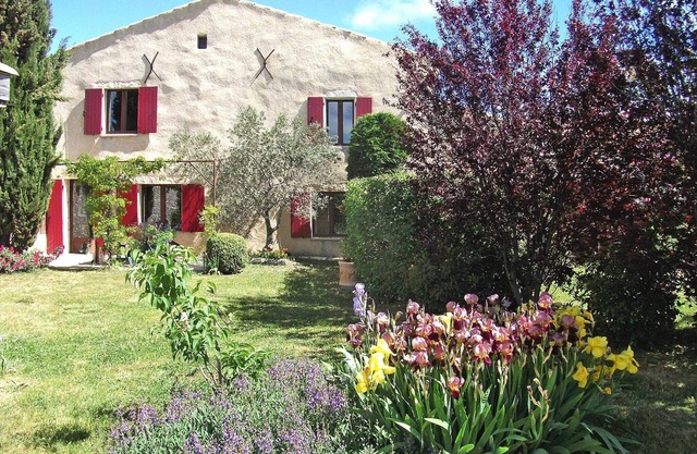 Private Garden House in Redortiers