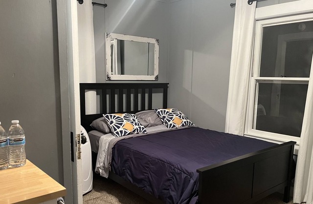 Private guest room in Hollister-Tres Pinos - 20 Min. to Pinnacles National Park.