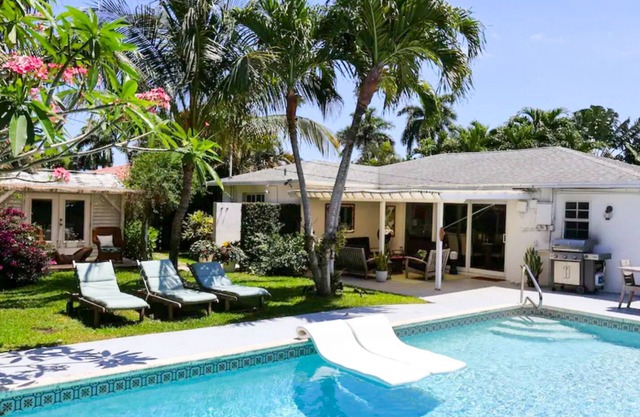 Private Hideaway- Entire 3 BR/2.5 Bath bungalow with saltwater pool